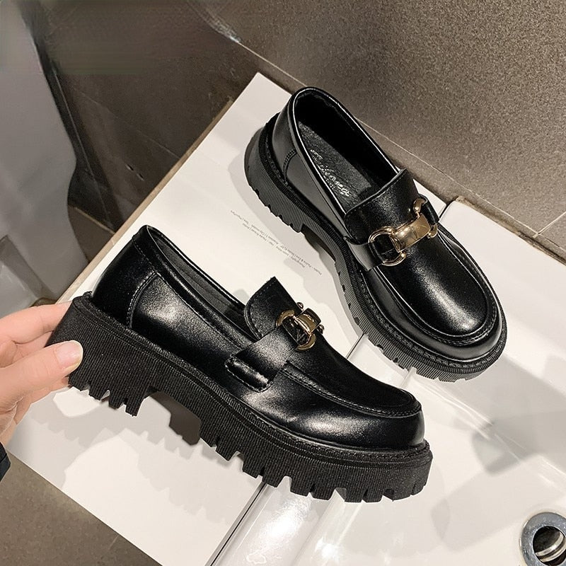 
                  
                    厚底バックルパンプス
                  
                