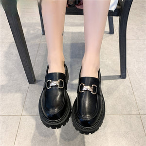 
                  
                    厚底バックルパンプス
                  
                