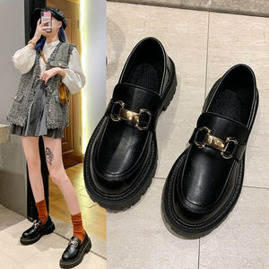 
                  
                    厚底バックルパンプス
                  
                